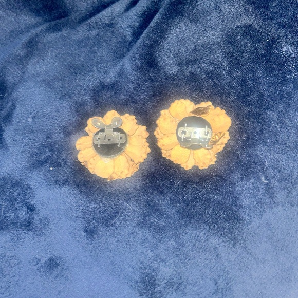 Vintage leather flower clip on earings - Picture 3 of 7